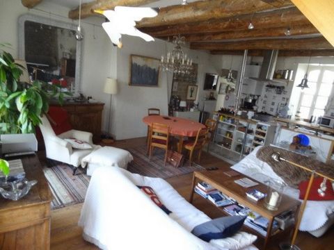 Au coeur de la cité médiévale appartement du XVII en duplex