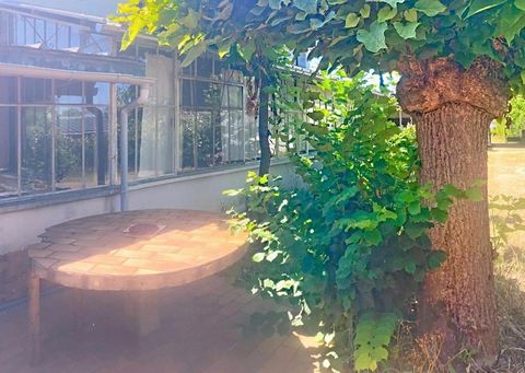 maison située sur la commune de Chamadelle de 154 m2 avec un terrain de 1200 m2 à rénover avec ses dépendances