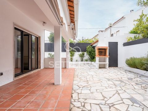 Moradia T3+1 remodelada, em zona privilegiada de São João do Estoril, perto de todo o tipo de comércio e a 10 minutos da praia. Composta por 3 pisos, está divida da seguinte forma: Piso térreo: Sala (23,55 m2) com acesso ao terraço, equipada com ar c...