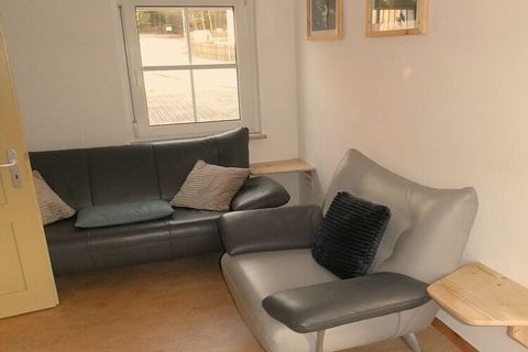 Beste gasten, ons landhuis ligt in het middelgebergte, direct grenzend aan het bos, en biedt rust en comfort voor vier personen. U parkeert direct voor de deur... de 24/7 winkel voor uw boodschappen is niet ver weg. Ingebouwde kasten, planken, garder...