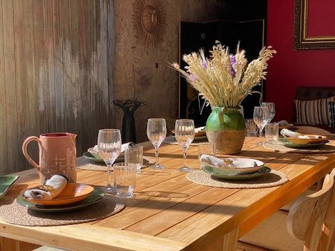 An exceptional estate at the gateway to the Luberon A place where elegance meets opportunity In the idyllic setting of the Luberon park, between picturesque landscapes and the Provencal art of living, this residence reveals itself as a confidential a...