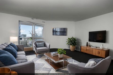 Rare. Ce très grand studio facilement aménageable en deux pièces saura vous surprendre par sa localisation, son aménagement possible, son balcon exposé Sud, sa vue dégagée sur la Seine et l'île Seguin. Situé au troisième étage d'une résidence de stan...