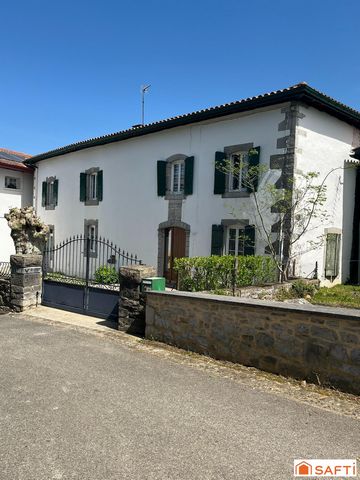 Cette belle demeure ancienne de 1825 offre un cadre de vie authentique, calme et verdoyant. Edifiée sur un terrain de 600 m2, la maison développe un fort potentiel. La maison est habitable en l'état mais offre aussi un beau potentiel d'aménage...