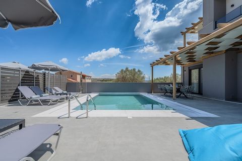 Une élégante villa sur deux niveaux alliant design contemporain, confort et intimité, offrant un accès facile aux principales attractions de Crète. Située à seulement 10 minutes à pied d'un grand parc aquatique et à quelques minutes en voiture de la ...