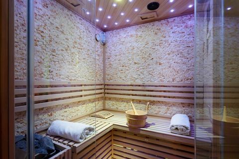 Nichée à seulement 20 minutes de la charmante ville de Lucques et à 15 minutes de Montecatini Terme, la Villa Lorena est un havre de paix familial imprégné de l'élégance du XVIe siècle. Cette charmante villa vous invite à un voyage dans le temps, agr...