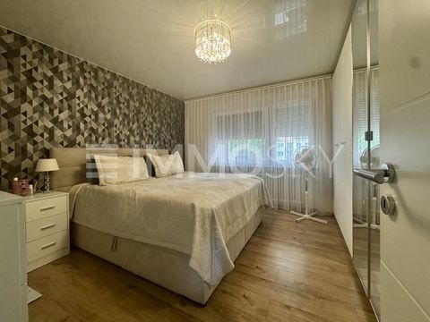 Cet appartement exclusif de 4 pièces convainc par son mobilier élégant, ses matériaux de haute qualité et son concept d’espace bien pensé. L’accès se fait par un espace de vie spacieux et ouvert, qui sert également d’entrée centrale à l’appartement. ...