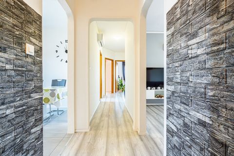 Een uitstekende gelegenheid om op een steenworp afstand van de Sloveense grens te wonen! Dit ruime en volledig gemeubileerde appartement is gelegen op de 3e verdieping van een gebouw met een lift , aan de Via del Carso 63, 34170 Sant'Andrea (GO), Ita...