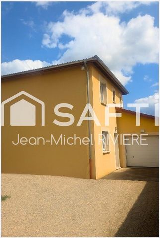 Au calme et au fond d’une impasse avec accès sécurisé, à proximité des commerces, des transports et des axes routiers, vous serez séduit(e) par cette maison familiale idéalement agencée.