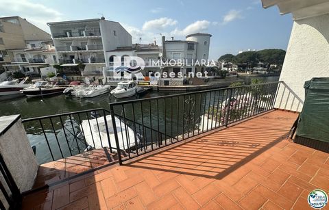 Energy Certificate: P6CD90QP9 Located in a privileged area of the port of Banyuls in Empuriabrava, this completely refurbished apartment offers an exceptional living environment. It has a modern, very functional and fully equipped kitchen, open to a ...
