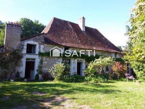 Maison de bourg du XII e siècle, commerces, au calme.