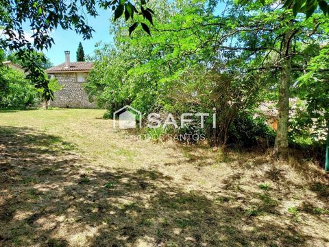 Maison ancienne en pierre avec un terrain constructible plat ,proche et non attenant de 390 M2 piscinable