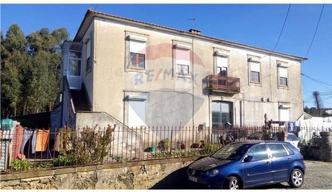 Description Large villa, with 4 areas of independent use, housing, as well as space that has already served for store and workshop. It dominates the space around you, surrounded by other villas. Very close to the Parish Church and the Parish Center. ...