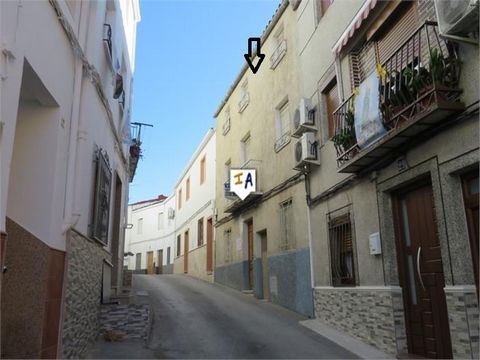 Cette maison de quatre étages située dans la ville de Fuensanta de Martos, dans la province de Jaén en Andalousie, dispose de quatre chambres et d'une salle de bain, à l'heure actuelle, mais au sous-sol, nous avons une grande surface qui nécessite qu...