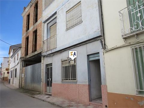 5 Bedroom 2 bathroom town house with massive potential. Some modernization is needed at the back of the house to bring it up to date, but if you´re looking for outdoor space this is the house for you, it has a patio and a garden with space for a swim...