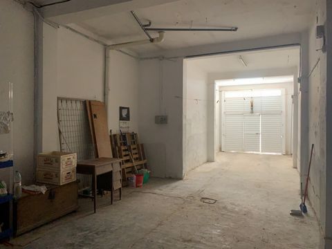 Spacious local located in Calle Meseguer y Costa, very quiet area where you can park easily, spacious that can be used to locate an activity, as a warehouse or also as a garage with capacity for two cars. The warehouse has an interior patio and a bat...