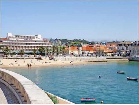 Store with 55 m2, located in a prestigious building in the centre of Cascais, few minutes from the bay. Rented.