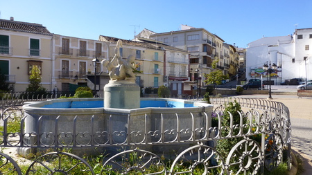 Reduced by 20,000€ Uniquely located overlooking the main plaza of Alhama de Granada this traditional large family town house needs some renovation but offers a rare opportunity to own a large residence in a row of properties reserved for the town hal...