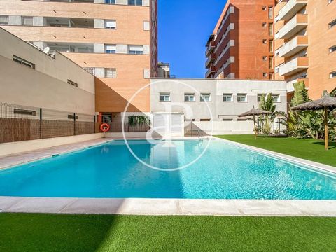 Wohnung möbliert von 113 m2 mit Terrasse Im Großraum von Valencia. Die Immobilie hat 3 Zimmer, 2 Bäder, Pool, 1 Parkplatz, Klimaanlage, Einbauschränke, Garten, Heizung und Abstellraum.