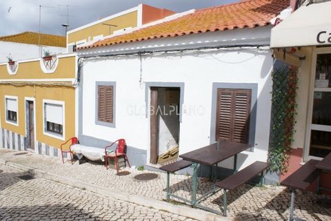 Detached single storey located in the Centre of the village of Alvor, near the shopping area and catering. It has a total area of 79sqm and your interior needs restoration. Good business opportunity for monetization.