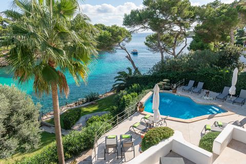 Bienvenidos a esta fantástica villa con piscina privada y acceso directo al mar, situada en Cala d'Or. Tiene capacidad para 12 personas. Los maravillosos exteriores de la propiedad son ideales para disfrutar del clima mediterráneo. En la terraza prin...