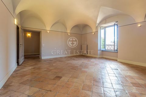 For those looking for an exclusive, very central and charming residence, Il Nobile is the right apartment for you! It is located on the second and top floor of a sixteenth-century building and was renovated in 2015. It spreads over an area of ​​appro...