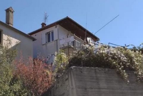 Till salu ett fristående hus på 300 kvm med 5 sovrum i Eptachori, på den gamla nationalvägen Kozani - Ioannina, nära hantverksbyarna Konitsa, Grevena och Kastoria. Huset har utsikt över bergskedjan Pindos, har en inre och extern trappa, en gård på 15...
