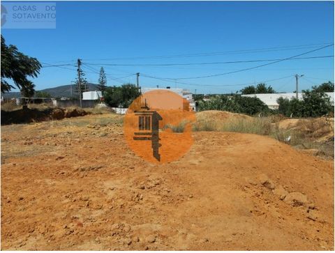 Terrain rustique situé entre Olhão et Quelfes. La propriété a une superficie de 11360m2 et dispose d'eau courante, d'électricité, de fibre optique et d'assainissement. Le terrain est partiellement clôturé, avec un accès direct à la route goudronnée e...