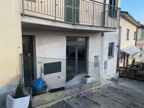 CASTIGLIONE DEL LAGO (PG): ground floor flat with independent entrance, tastefully renovated, comprising living room with brick kitchenette, large double bedroom with built-in wardrobe and bathroom with Jacuzzi. The property includes small space in f...