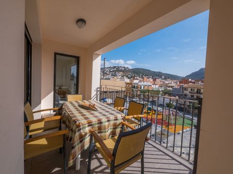 This cozy holiday apartment is located in Rosas, on the Costa Brava, in the province of Gerona, Catalonia. The accommodation is part of a well-connected neighborhood and lies just 200 meters from the sandy beach, 250 meters from a supermarket, 800 me...