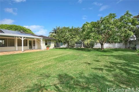 Będziesz cieszyć się stylem życia Kailua w tym jasnym i przewiewnym domu jednopoziomowym z 3 sypialniami i 2 łazienkami, który został świeżo pomalowany i ulepszony, duże podwórko z dwoma drzewami mango i bonusowym zamkniętym pokojem lanai. Znajduje s...