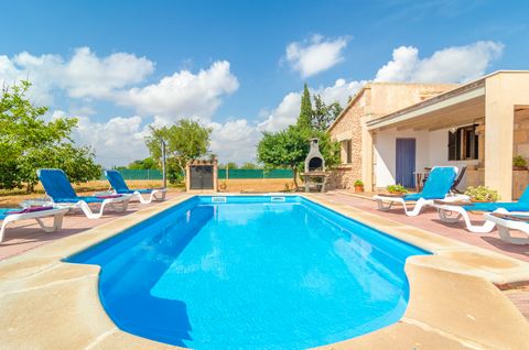 Cette étonnante maison rurale située à Campos, avec une piscine privée près de la plage idyllique d'Es Trenc, permettra à 8 personnes de se sentir comme au paradis. Bienvenue dans cette belle maison avec piscine au chlore de 6m x 3m, et jusqu'à 1,70m...