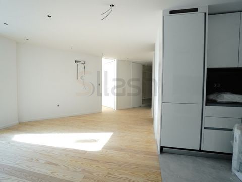 Fantastic T1 with terrace near avenida da República de Gaia. This apartment consists of open space kitchen, as with built-in wardrobes and a full bathroom. The terrace has access through the living room and the bedroom. This property is delivered wit...