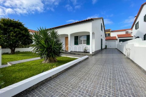 Identificação do imóvel: ZMPT554692 If you dream of living in a premium area and with quality of life, then this is the best solution for you and your family. We present a house with a fantastic location on the outskirts of the city center of Ponta D...