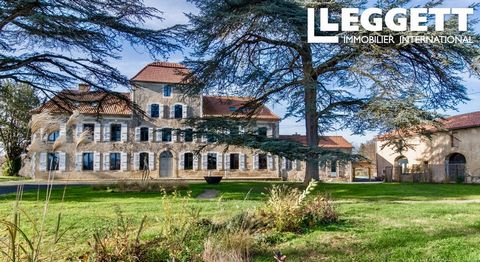 A18148SAT32 - Este castillo bellamente restaurado de 1200m2 en el suroeste de Francia con 28 hectáreas de parque está idealmente situado en las regiones vinícolas de Madiran y Saint Mont. Esta residencia privada de once dormitorios ha sido restaurada...