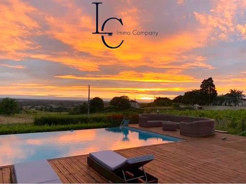 LC Immo Company, EXCLUSIVELY, offers you a contemporary villa 30 minutes from Bordeaux in a privileged environment nestled in the middle of the vineyards. Very rare on the market, in a pleasant little hamlet of a few inhabitants, LC Immo Company pres...