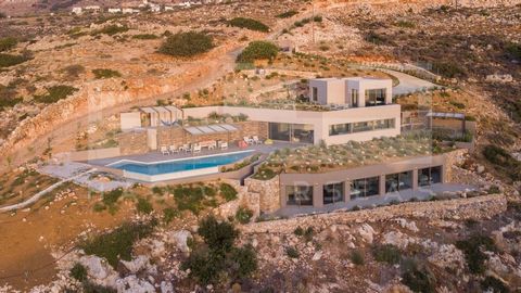 En fantastisk designervilla inbyggd i klipporna ovanför havet med 280m2 boyta. Här finns 6 sovrum, en uppvärmd infinitypool, biorum och tillgång till en privat vik. Denna villa är ett exempel på en lyxvilla som vi kan bygga åt dig på ön Kreta Designa...