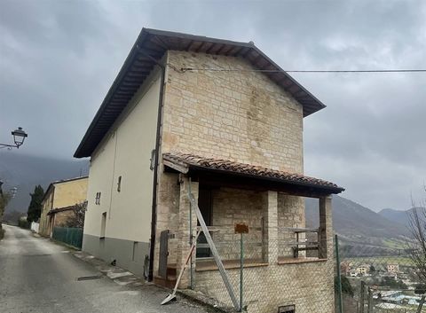 COSTACCIARO (PG): detached house part in stone and brick of 175 sqm on three levels composed of: ground floor - no. 3 funds with cave and predisposition for the construction of internal staircase; mezzanine floor - entrance, living room, kitchen and ...