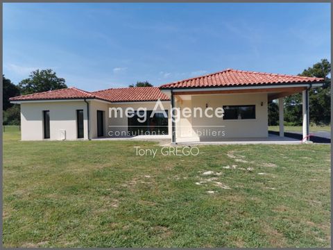 New quality house from 2022 with a total surface area of ??approximately 160 m² composed of: 1 equipped kitchen, 1 living/dining room, 1 office, 2 toilets, 1 master bedroom with dressing room and its bathroom, 2 bedrooms, 1 bathroom, 1 garage, 2 larg...