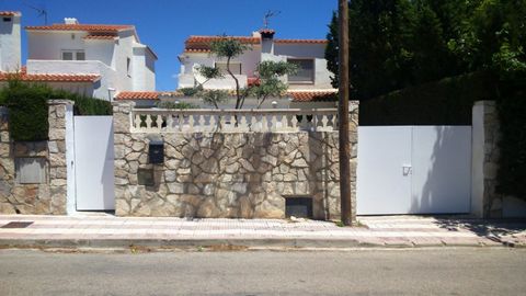 In Las Tres Calas de lAmetlla de Mar urbanization we sell a Detached house of 1145 M2 useful located on a 400 M2 plot with a pool and barbecue The house is distributed in a livingdining room an American kitchen 4 bedrooms 2 bathrooms a terrace and a ...