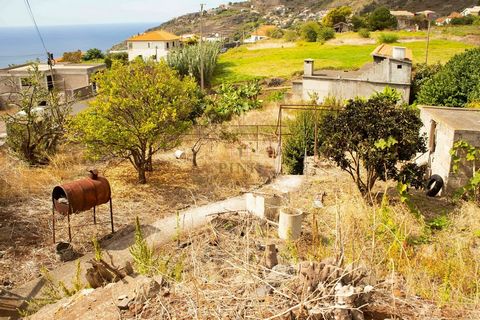 Villa mit 2 Schlafzimmern zum Verkauf auf einem Grundstück von 458 m2, das sanierungsbedürftig ist, im Bogen der Calheta mit spektakulärem Blick auf das Meer. Bestehend aus 2 Zimmern im Erdgeschoss und zwei Zimmern im 1. Stock. Das Haus befindet sich...