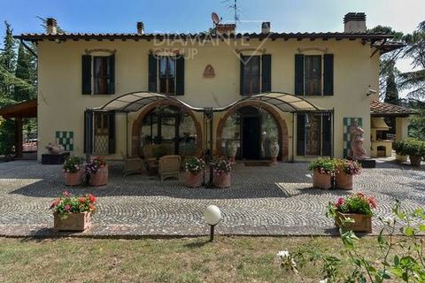 FIRENZE, Impruneta: In the captivating hills of Impruneta, just 10 kilometers from Florence, stands a Master Villa of approximately 500 square meters divided into two connected apartments: Apartment 1: On the ground floor, it features a kitchen, a ba...