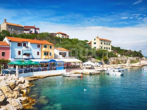 Location: Primorsko-goranska županija, Cres, Valun. ISLAND OF CRES, VALUN - Apartment first row to the sea! The island of Cres is located in the Kvarner Bay and is the largest Adriatic island and a favorite tourist destination for many tourists aroun...