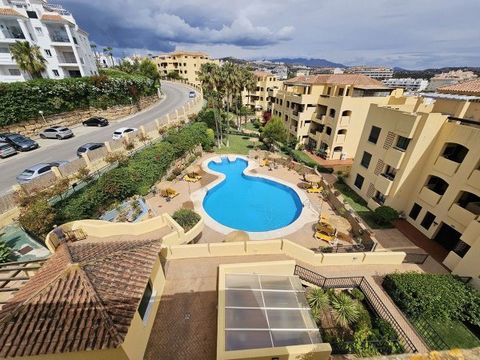 Beautiful and huge duplex apartment in Riviera del Sol. On the ground floor we can find two bedrooms, a bathroom and a huge terrace of more than 40m2 with direct access down stairs to a 30m2 private garden. On the upper floor we find the main room wi...