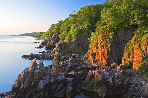 Ferienpark am Meer und Strand in Sandkås Entlang der Küstenstraße zwischen Bornholms beliebten Städten Gudhjem und Allinge liegt die Stadt Sandkås und der Ferienpark Abildgård. Hier können Sie auf den Spuren des deutschen Kunsthändlers Herbert von Gr...