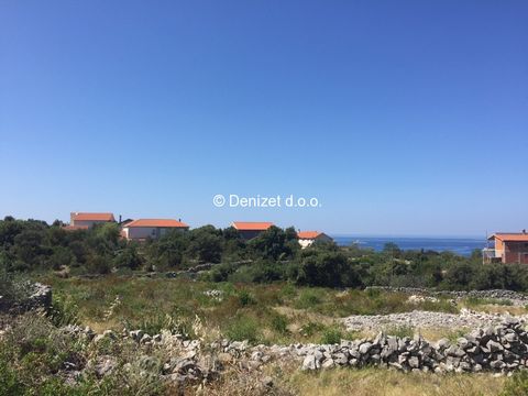 Located in quiet area, total surface od 2871 sq.m with beautiful sea view. Access road, electricity and water conections are near by. Distance from the sea 500m; center of village 200m; International Airport Split 12km.