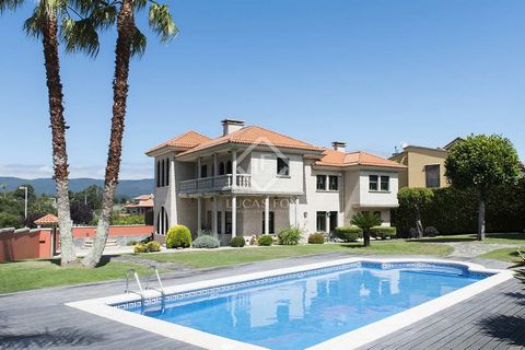 Pontevedra is a charming city in the south-west of Galicia, known for its beautiful clean centre, quick access points to all the well known beautiful beaches of the Rias Baixas. We find this stunning villa situated in a sought-after residential area ...