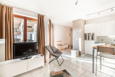 Charming one bedroom apartment within walking distance of the sea (no major street to cross). The flat is located between Koksijde and St-Idesbald, on the Residence Koksijde Promenade in the dunes. Tram stop nearby. Ideal to move around during your s...