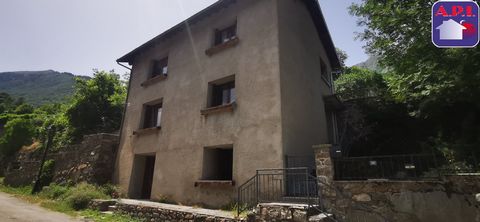 A PIED A TERRE Located in a village between Ax and l'Hospitalet, this house to renovate, with a total surface area of approximately 154 m², will be ideal for spending your holidays and weekends with your family. Type 5 and composed of two living room...
