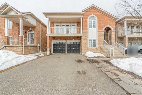 3 BEDROOM, 2 BATHROOM, OPEN CONCEPT KITCHEN, LIVING, FAMILY, DINING WITH BALCONY AND SEPARATE LAUNDRY ON THE MAIN FLOOR, 9 FEET CEILING AND MUCH MORE, 3 CAR PARKINGS INCLUDING, NEAR GO STATION.