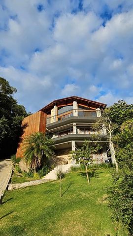 House with a privileged location close to the Lagoa neighborhood, Mole Beach and Joaquina beach, with beautiful views, on a large plot of land. On a 1000m plot surrounded by stones and a wooded area, the residence has 5 bedrooms, 3 of which are suite...